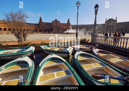 Sevilla, Spanien: 23. Dez 2019: In Plaza de Espana Bootverleih, Touristenattraktion gehen auf Ruderboot rund um das Wasser des Guadalquivir Fluss. Sevilla, Spanien Stockfoto