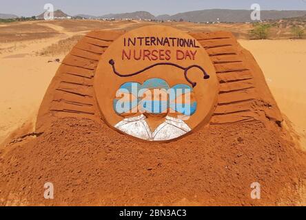 Pushkar, Indien. Mai 2020. Eine Sandskulptur von indischen Sand Künstler Ajay Rawat auf International Nurses Day in Pushkar, Rajasthan. (Foto von Sumit Saraswat/Pacific Press) Quelle: Pacific Press Agency/Alamy Live News Stockfoto