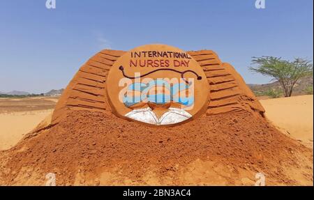 Pushkar, Indien. Mai 2020. Eine Sandskulptur von indischen Sand Künstler Ajay Rawat auf International Nurses Day in Pushkar, Rajasthan. (Foto von Sumit Saraswat/Pacific Press) Quelle: Pacific Press Agency/Alamy Live News Stockfoto