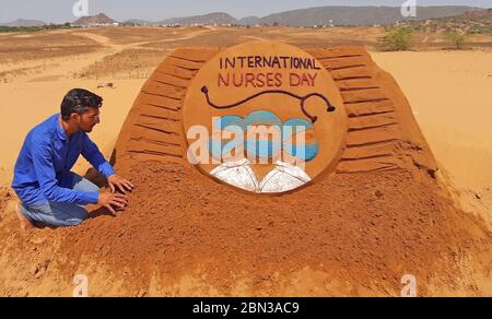 Pushkar, Indien. Mai 2020. Indian Sand Künstler Ajay Rawat gibt eine letzte Note zu seiner Sand Skulptur auf International Nurses Day in Pushkar, Rajasthan. (Foto von Sumit Saraswat/Pacific Press) Quelle: Pacific Press Agency/Alamy Live News Stockfoto