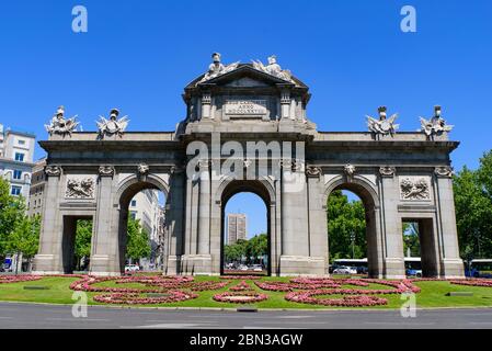 Puerta de Alcalá (Alcalá-Tor), ein Denkmal in Madrid, Spanien Stockfoto