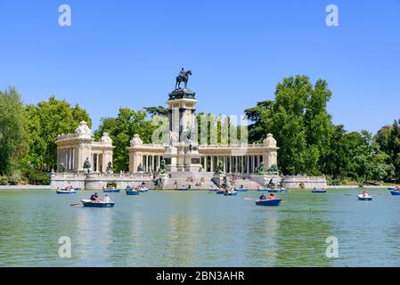 Menschen Ruderboote auf dem Retiro Park See in Madrid, Spanien Stockfoto