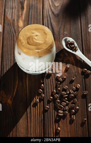 Draufsicht von Dalgona Kaffee auf Holzhintergrund. Stockfoto