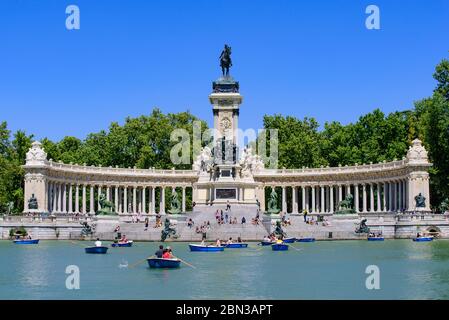 Menschen Ruderboote auf dem Retiro Park See in Madrid, Spanien Stockfoto