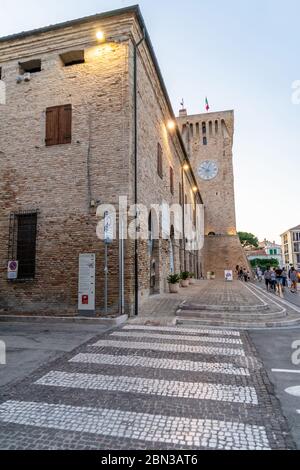 Porto Recanati, Marken, Italien, August 2019: Schwäbische Burg und Uhrturm in Porto Recanati, die mittelalterliche Burg Sie wurde im 13. Jahrhundert erbaut. Stockfoto