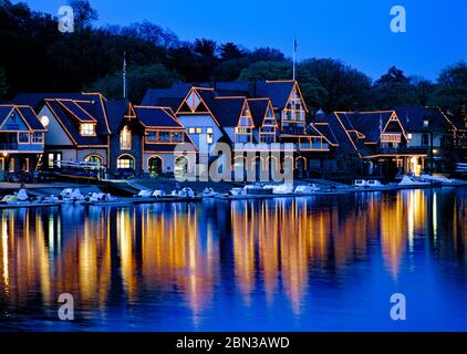 Boathouse Row ist ein historischer Ort in Philadelphia, Pennsylvania, am Ostufer des Schuylkill River. Stockfoto