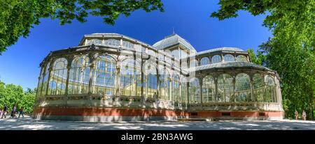 Panorama des Palacio de Cristal (Glaspalast) im Buen Retiro Park in Madrid, Spanien Stockfoto