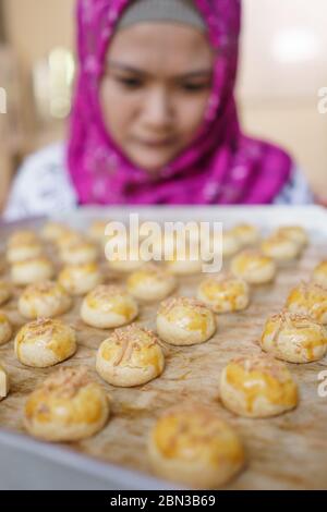 muslimische Frau Kuchen Shop Besitzer. Hausgemachte Backen machen einige Nastar oder Ananas Torte Kuchen zu Hause Stockfoto