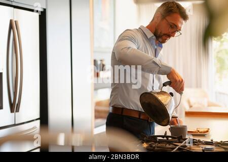 Geschäftsmann Tee in der Morgenküche Stockfoto