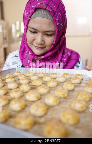 muslimische Frau Kuchen Shop Besitzer. Hausgemachte Backen machen einige Nastar oder Ananas Torte Kuchen zu Hause Stockfoto