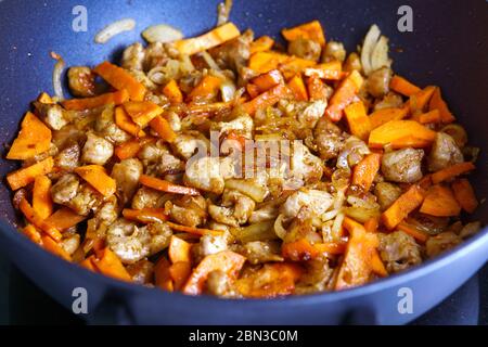 Prozess der Vorbereitung eines traditionellen Gericht der östlichen Küche Pilaf. Fleisch, Karotten, Zwiebeln und Gewürze Stockfoto