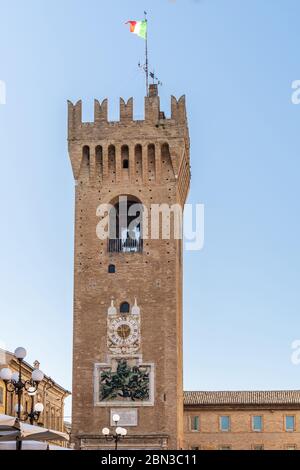 Borgo Tower in Giacomo Leopardi Platz in Recanati, Marken, Italien. 36 Meter hoch und gekrönt von Ghibellinen Zinnen, wurde im 12. Jahrhundert erbaut Stockfoto