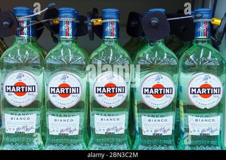 Tjumen, Russland-04. Mai 2020: Martini bianco Flaschenregal auf einem Supermarkt stehen selektive Fokus Stockfoto