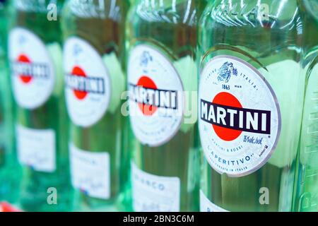 Tjumen, Russland-04. Mai 2020: Flaschen Wermut martini stehen auf einem Supermarktregal. Verkauf von alkoholischen Getränken Stockfoto