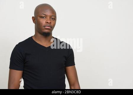 Junge schöne kahle Afrikaner Mann Blick auf Kamera Stockfoto