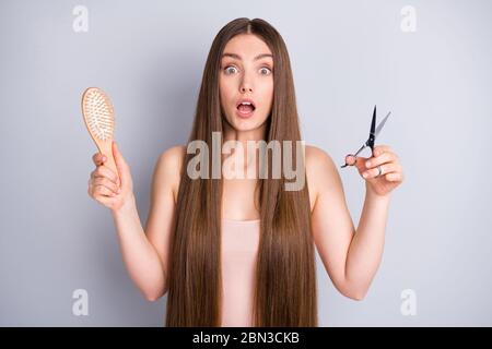 Close-up Porträt von ihr sie schön attraktiv ziemlich erstaunt gewundert gut gepflegte braunhaarige Mädchen in Händen halten Schere Holzkamm machen Stockfoto