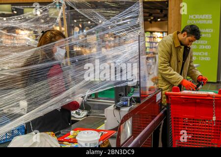 Supermarktkassen während der Coronavirus-Epidemie in eure, frankreich Stockfoto