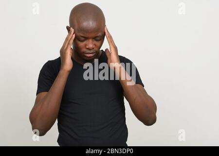 Gestresst jungen kahlen afrikanischen Mann mit Kopfschmerzen Stockfoto