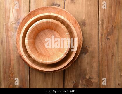 Bambusgeschirr, Holzgeschirr. Umweltfreundliche Auswahl und naturfreundlich. Das Konzept einer Welt ohne Plastik und einem sauberen Planeten. Freier Platz für Text. Oben. Kopierbereich Stockfoto
