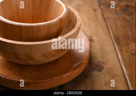 Bambusgeschirr, Holzgeschirr. Umweltfreundliche Auswahl und naturfreundlich. Das Konzept einer Welt ohne Plastik und einem sauberen Planeten. Freier Platz für Text. Kopierbereich Stockfoto