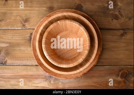 Bambusgeschirr, Holzgeschirr. Umweltfreundliche Auswahl und naturfreundlich. Das Konzept einer Welt ohne Plastik und einem sauberen Planeten. Freier Platz für Text. Oben. Kopierbereich Stockfoto