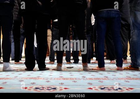 Das Zentrum Islamique de Geneve (Islamisches Zentrum von Genf). Die Muslimbruderschaft. Muslimischer Mann, der gemeinsam in der Moschee betet. Genf. Schweiz Stockfoto