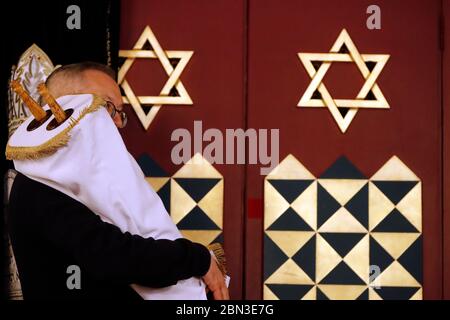 Synagoge Beth Yaakov. Torah scrollt. Torah Schriftrollen werden im aron kodesh gehalten. Genf. Schweiz. Stockfoto