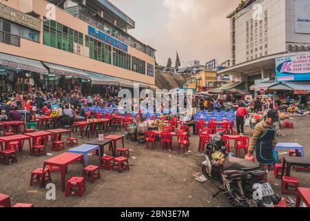 Die Menschen kaufen und verkaufen Meeresfrüchte und Gemüse auf dem Straßenmarkt in Asien. Dalat, Vietnam - 17. März 2020 Stockfoto