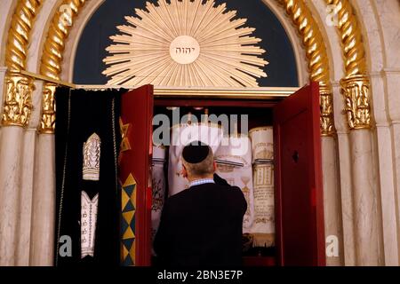 Synagoge Beth Yaakov. Torah Schriftrollen werden im aron kodesh gehalten. Genf. Schweiz. Stockfoto