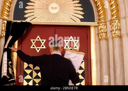 Synagoge Beth Yaakov. Torah Schriftrollen werden im aron kodesh gehalten. Genf. Schweiz. Stockfoto