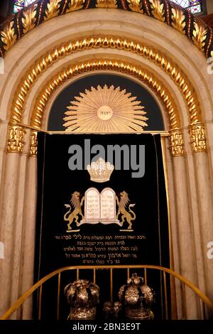 Synagoge Beth Yaakov. Torah Schriftrollen werden im aron kodesh gehalten. Genf. Schweiz. Stockfoto