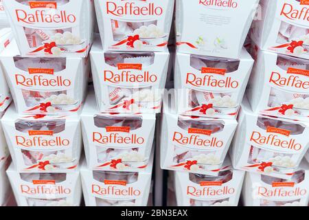 Tjumen, Russland-04. Mai 2020: Raffaello-Süßigkeiten in einem Nahaufnahme-Paket. Köstliches Dessert. Stockfoto