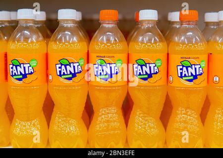 Tjumen, Russland-04. Mai 2020: Fanta Flaschen im Supermarkt Regal. Fanta ist eine globale Marke von alkoholfreien Getränken mit Fruchtgeschmack. Stockfoto