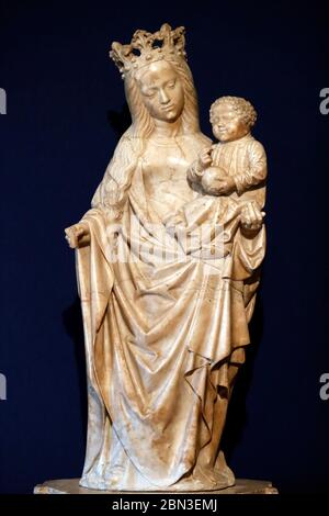 Rolin Kunstmuseum. Jungfrau und Kind von Jean de la Huerta. Statue. 15. Jahrhundert. Autom. Frankreich. Stockfoto