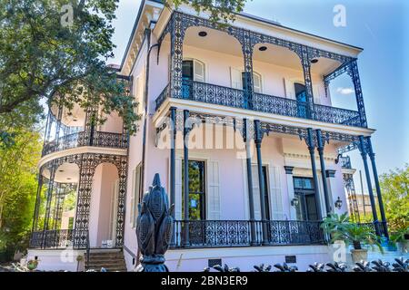 Schmiedeeiserne Tor Zaun Dekorationen Oberst Short Villa Mansion Garden District New Orleans Louisiana. National Historic District erbaut im 19. Jahrhundert Stockfoto