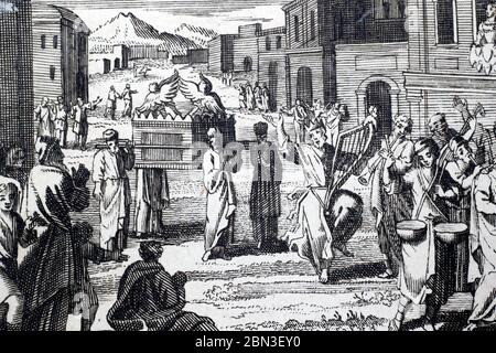 Historische Illustration in einer alten Bibel. 18. Jahrhundert. Altes Testament. David bringt die Arche nach Jerusalem. Frankreich. Stockfoto