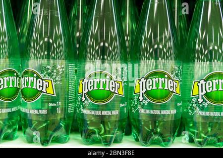 Tjumen, Russland-04. Mai 2020: Perrier Mineralwasser-Flaschen auf dem Display in einem lokalen Lebensmittelgeschäft. Stockfoto