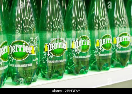 Tjumen, Russland-04. Mai 2020: Französische Marke von Mineralwasser Perrier wird im Hypermarkt verkauft Stockfoto