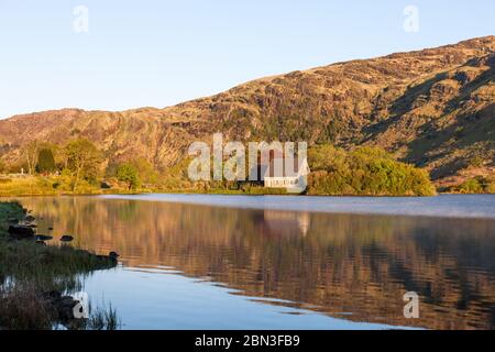 Gougane Barra, Cork, Irland. Mai 2020. Das Morgenlicht fängt die friedliche Umgebung von St. Finbarr's Oratory in Gougane Barra, Co. Cork, Irland ein. - Credit; David Creedon / Alamy Live News Stockfoto