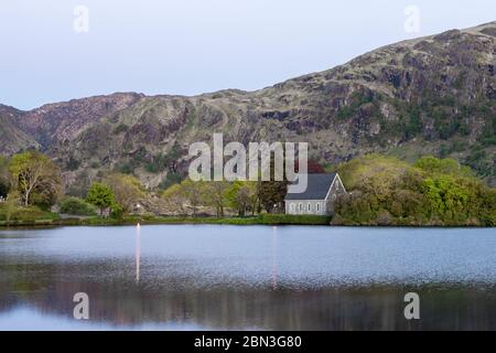 Gougane Barra, Cork, Irland. Mai 2020. Das Morgenlicht fängt die friedliche Umgebung von St. Finbarr's Oratory in Gougane Barra, Co. Cork, Irland ein. - Credit; David Creedon / Alamy Live News Stockfoto