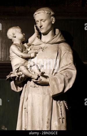 Statue des Heiligen Antonius von Padova in der Kirche von St Sulpice, Paris, Frankreich. Stockfoto