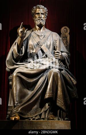 Kirche Saint Pierre de Montrouge, Paris, Frankreich. Sitzende Statue des heiligen Petrus. Stockfoto