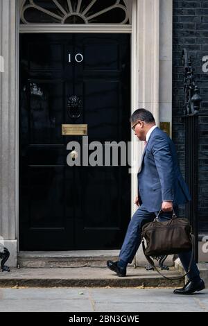 Der Wirtschafts-, Energie- und Industriestrategieminister Alok Sharma kommt nach der Ankündigung der Pläne, das Land aus der Blockade zu holen, in der Downing Street 10 in London an. Stockfoto