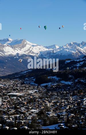 Heißluftballons in den französischen Alpen. Luftaufnahme von Megeve. Frankreich. Stockfoto