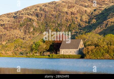 Gougane Barra, Cork, Irland. Mai 2020. Das Morgenlicht fängt die friedliche Umgebung von St. Finbarr's Oratory in Gougane Barra, Co. Cork, Irland ein. - Credit; David Creedon / Alamy Live News Stockfoto