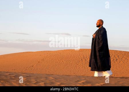 Zen-Sesshin (Rückzug) in der Sahara, Marokko. Kin hin (Gehmeditation) Stockfoto
