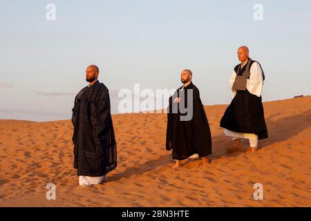 Zen-Sesshin (Rückzug) in der Sahara, Marokko. Kin hin (Gehmeditation) Stockfoto