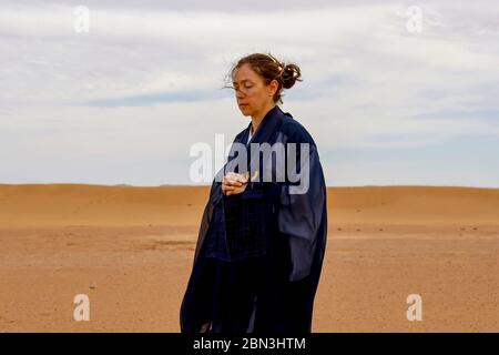 Zen-Sesshin (Rückzug) in der Sahara, Marokko. Kin hin (Gehmeditation) Stockfoto