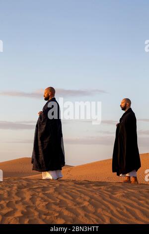 Zen-Sesshin (Rückzug) in der Sahara, Marokko. Kin hin (Gehmeditation) Stockfoto