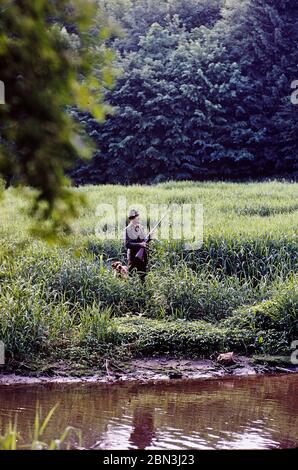 Jäger mit Hund wartet auf Enten in czecho slowakei 1968 Stockfoto